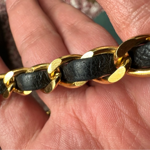 ⭐️RARE CONDITION⭐️ Chanel Medium Classic Flap in Black Quilted Lambskin 24k GHW - Picture 8 of 15